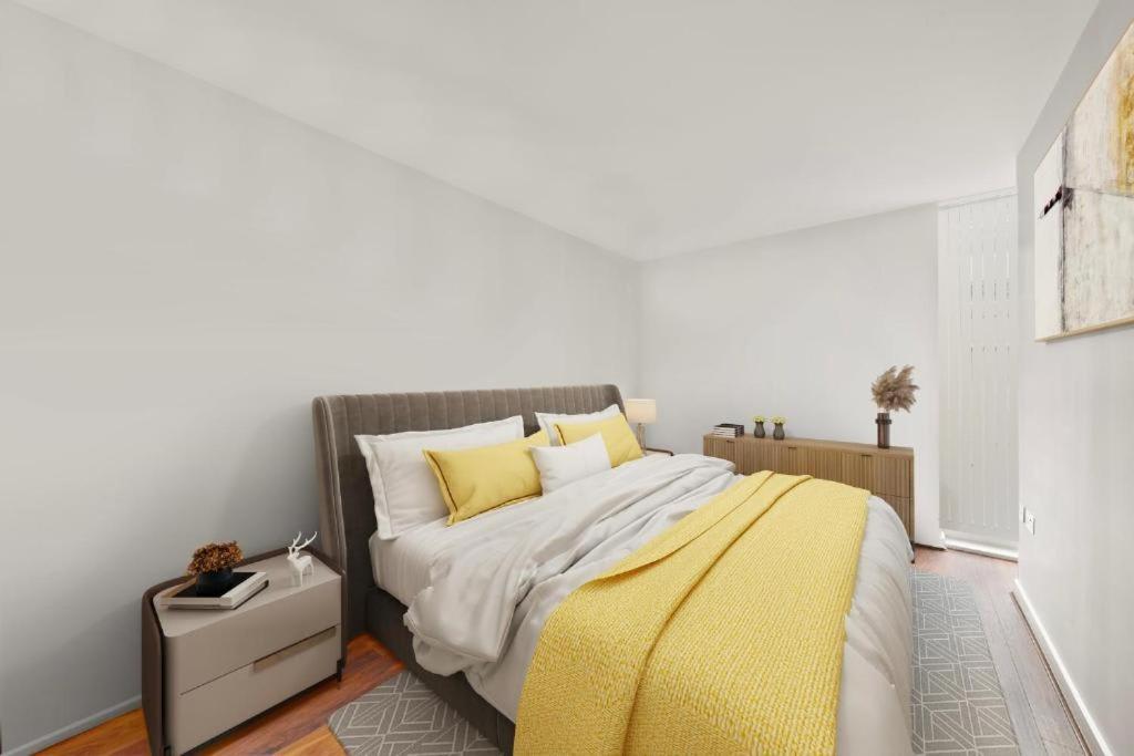 Sg, Charming Chelsea Balcony Apartment *