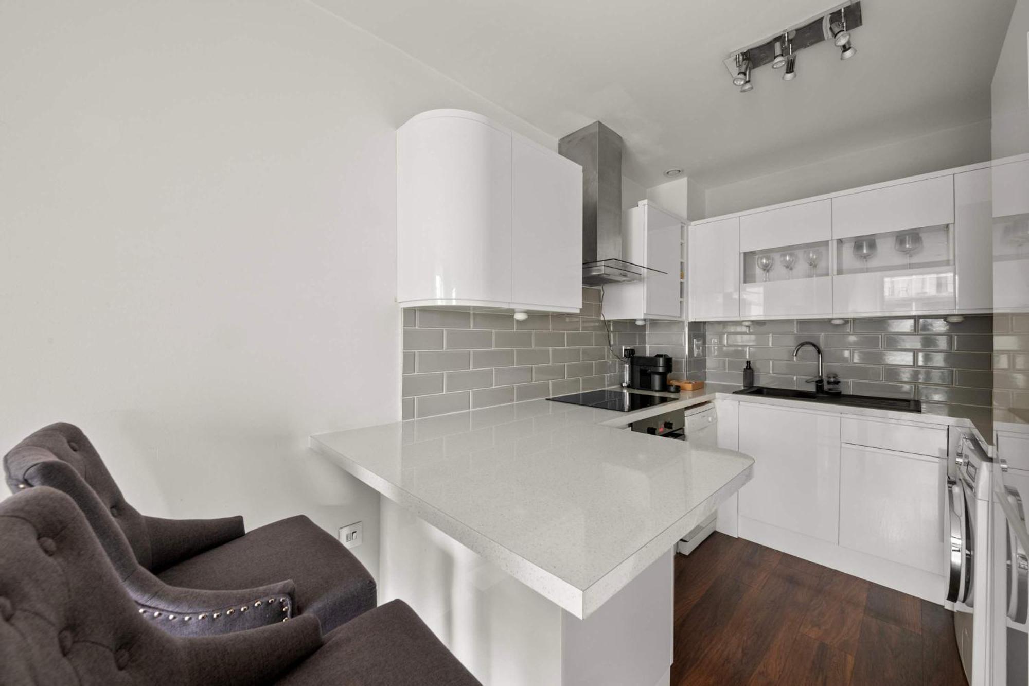 Sg, Charming Chelsea Balcony Apartment *
